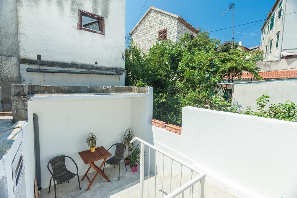 Charming Old Stone House Apartment Split Exterior photo